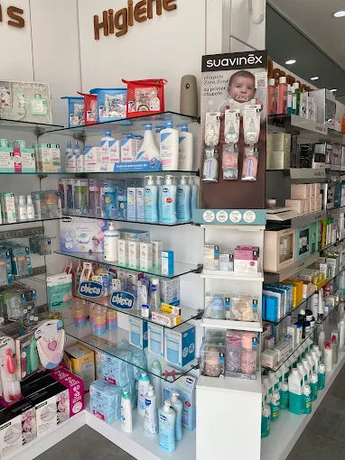 Interior de Farmacia Cartagena mostrando instalaciones modernas